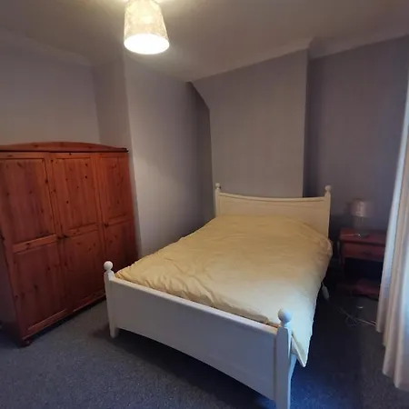 Parkside House 3 Bedroom 2 Bathroom. Parking. Holiday home *