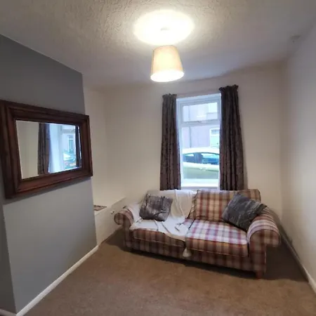 Parkside House 3 Bedroom 2 Bathroom. Parking.