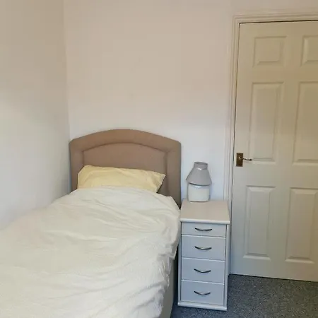 Parkside House 3 Bedroom 2 Bathroom. Parking. *